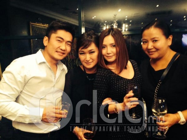 Дуучин, хөтлөгч, жүжигчин Ч.Ундралын хувийн зургийн цомгоос